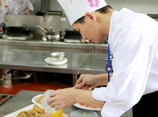 中式烹调师考证多少钱(四级厨师证可以拿多少钱一月)